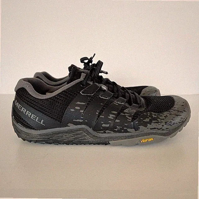 Merrell Women’s Trail Glove 5 Outdoor Barefoot Sneaker in Black, size 9